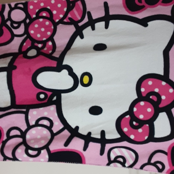 Hello Kitty Throw - Picture 2 of 4